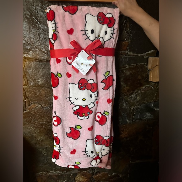 Hello Kitty APPLE 🍎 ❤️ throw - Picture 2 of 4